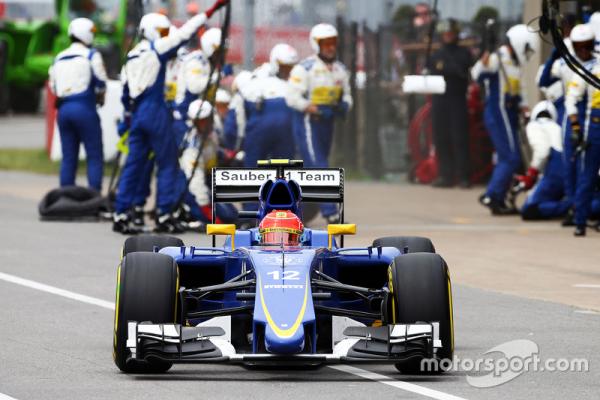f1-canadian-gp-2015-felipe-nasr-sauber-c34-makes-a-pit-stop.jpg