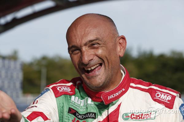 wtcc-motegi-2015-gabriele-tarquini-honda-racing-team-jas.jpg