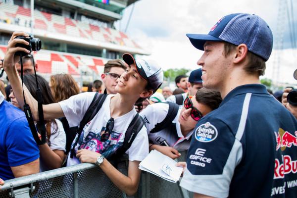 f1-spanish-gp-2016-daniil-kvyat-scuderia-toro-rosso-with-fans.jpg