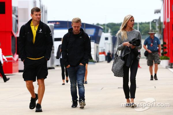 f1-brazilian-gp-2016-kevin-magnussen-renault-sport-f1-team-with-his-girlfriend-louise (1).jpg