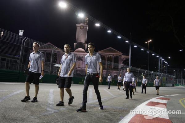 f1-singapore-gp-2016-esteban-ocon-manor-racing-walks-the-circuit-with-the-team (1).jpg