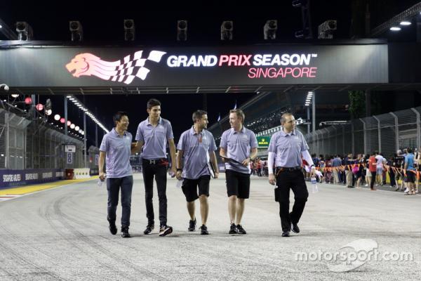 f1-singapore-gp-2016-esteban-ocon-manor-racing-walks-the-circuit-with-the-team.jpg