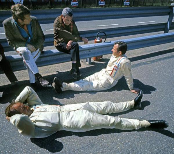 Bruce-McLaren-and-Denny-Hulme-with-team-managers-Teddy-Meyer-and-Tyler-Alexander-in-the-pits-1969.jpg