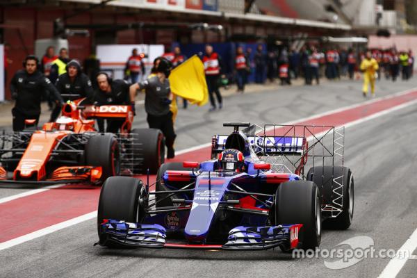 f1-barcelona-pre-season-testing-i-2017-daniil-kvyat-carlos-sainz-jr-scuderia-toro-rosso-st.jpg