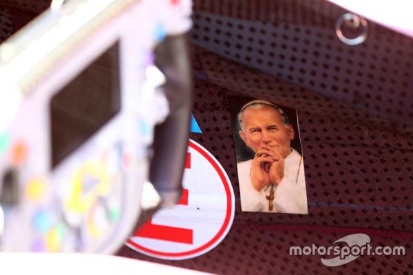 f1-russian-gp-2017-picture-of-the-pope-in-the-car-of-sergio-perez-sahara-force-india-f1-vj.jpg