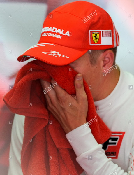 ferrari-formula-one-driver-kimi-raikkonen-of-finland-uses-a-towel-GM1E20.jpg.1879b8a9a393d11e896acf0c9746beb1.jpg