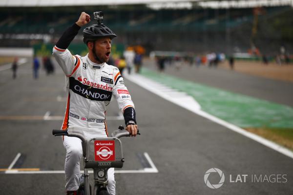 f1-british-gp-2017-jenson-button-mclaren-gets-in-the-spirit-of-a-bicycle-related-promotion.thumb.jpg.b902ed11ac87965065873ce7d4613f83.jpg