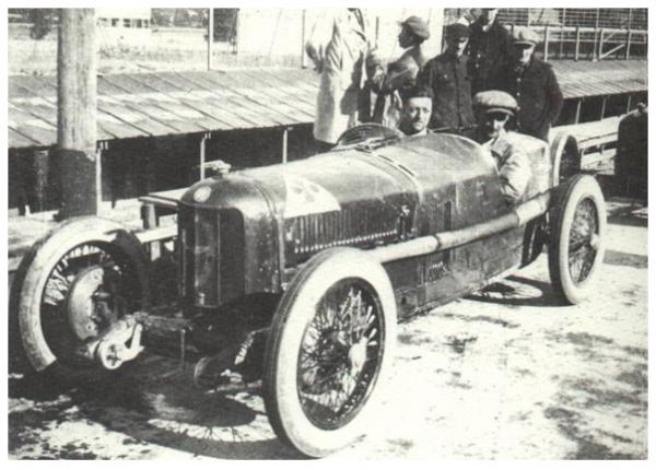 Enzo-Ferrari-con-Bazzi-1924-su-Alfa-Romeo-P2.jpg