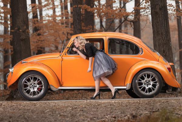 Auto_Girl_paints_her_lips_in_the_mirror_of_old_car_110822_.jpg