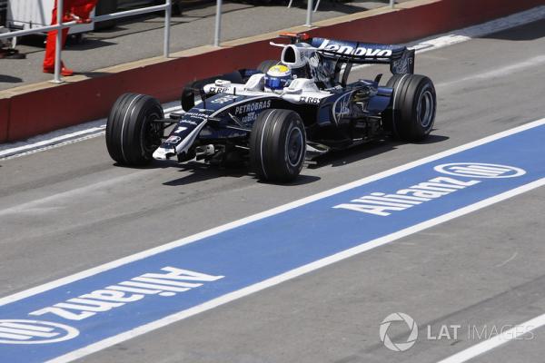 f1-canadian-gp-2008-nico-rosberg-williams-fw30-comes-in-to-replace-a-front-wing.jpg