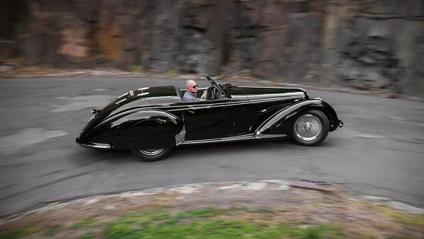 Alfa-Romeo-8C-2900B-v-povorote.jpg