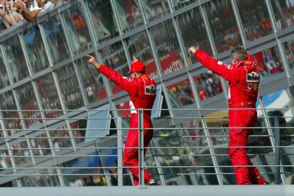 Michael-Schumacher-Ross-Brawn-Ferrari-GP-Italien-2003-bigMobile2x-7cd459fc-1438326.jpg