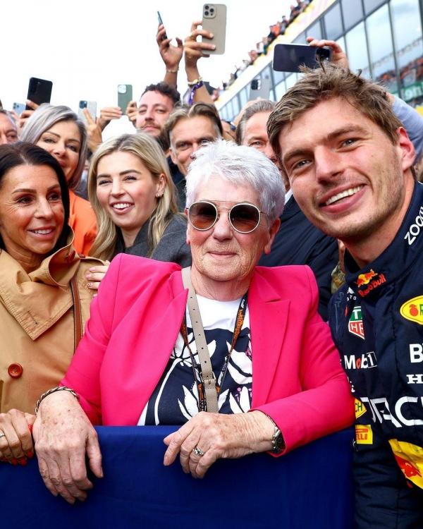 max-with-grandma-verstappen-victoria-and-mother-verstappen-v0-90b82qwa8ukb1.jpg